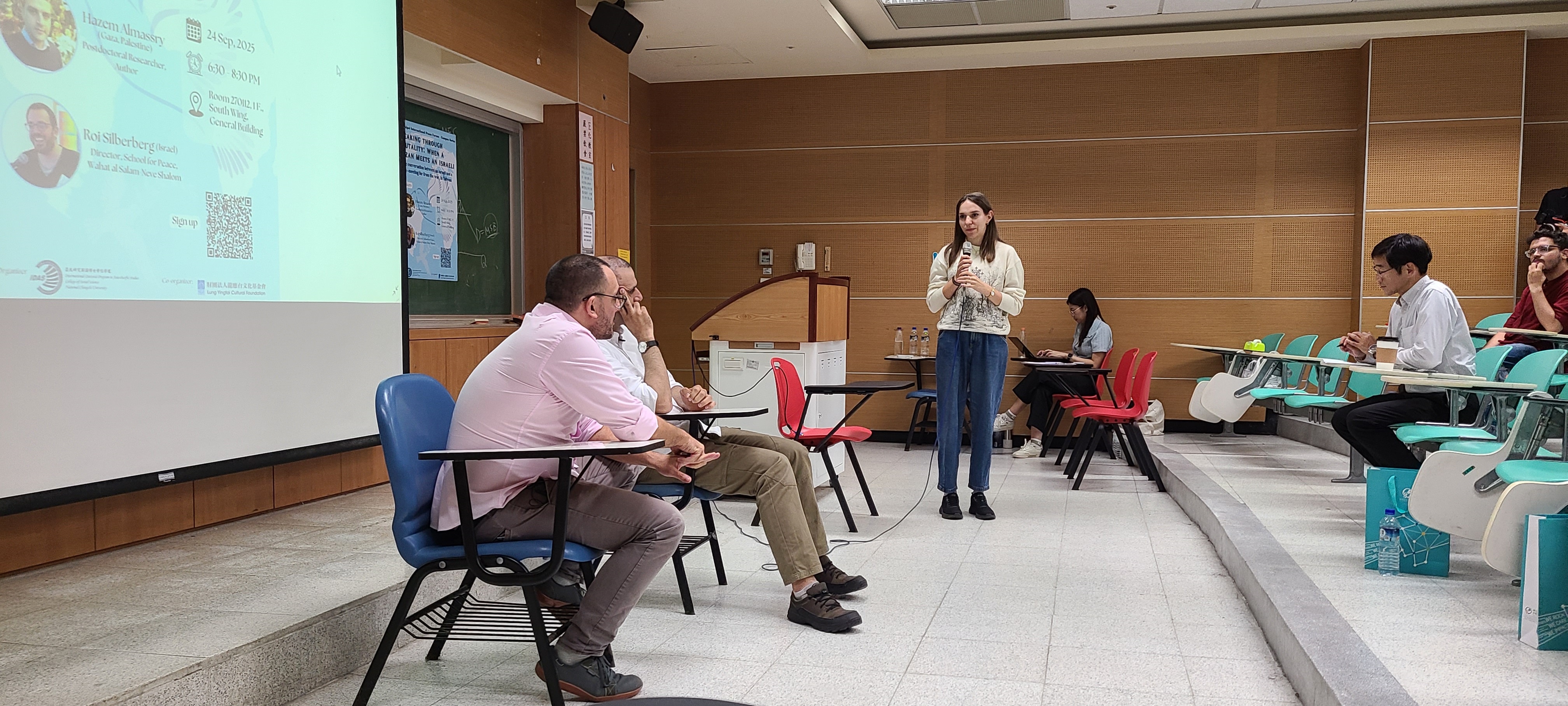 Students enthusiastically proposed questions and expressed their feelings during the discussions with Mr. Hazem Almassry and Mr. Roi Silberberg