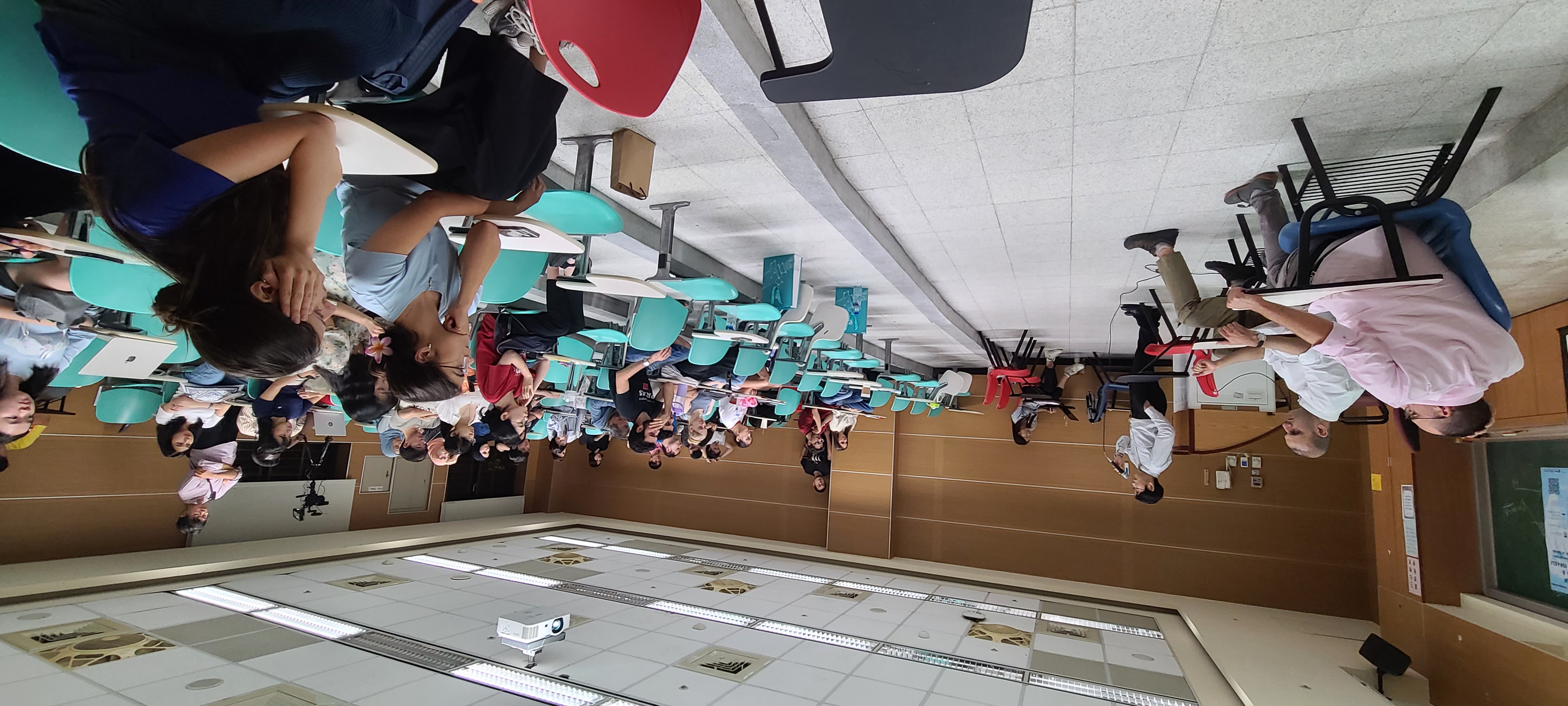 Dr. Li-Chiang Yuan hosted the comprehensive discussion. Students exchanged their thoughts and had further discussions with Mr. Hazem Almassry and Mr. Roi Silberberg.