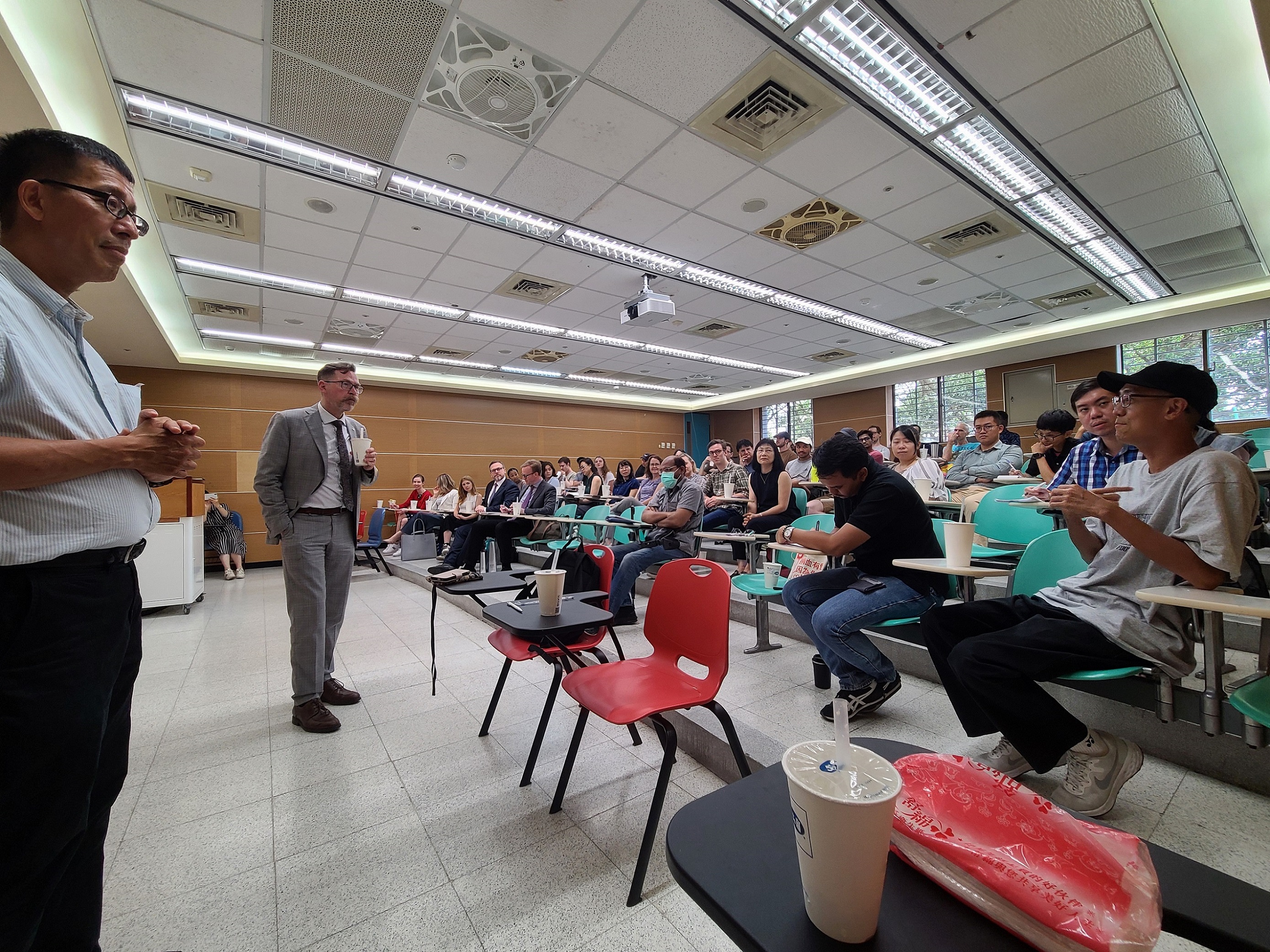 The comprehensive discussion was hosted by Dr. Philip Hsiaopong Liu, Associate Dean of CSS. Students exchanged their thoughts and had further discussions with Dr. Rory Medcalf.