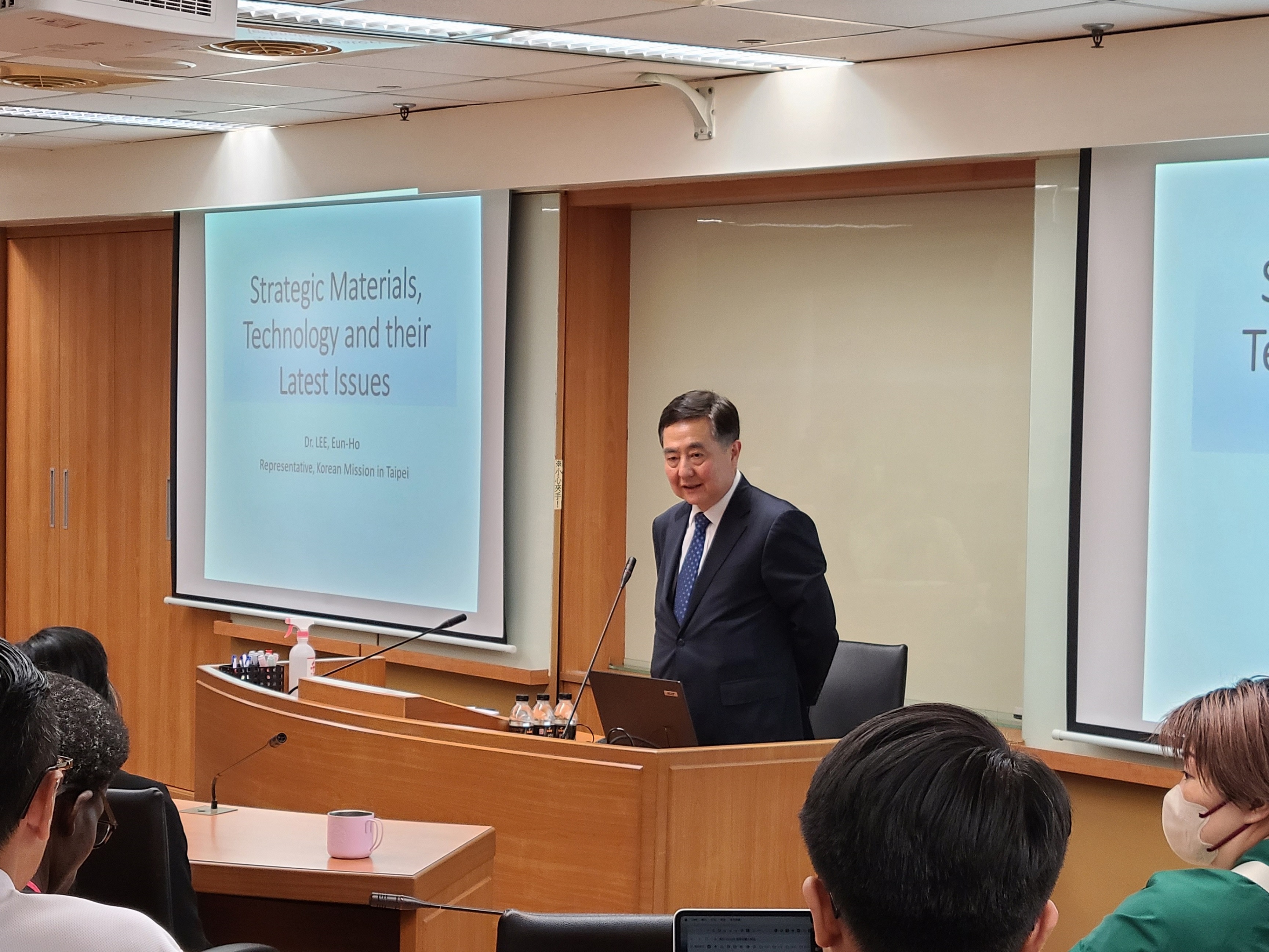 Dr. Lee Eun Ho, the Representative of the Korean Mission in Taipei, talked about the latest issues in strategic materials, technology, and geopolitics within the East Asia Region.