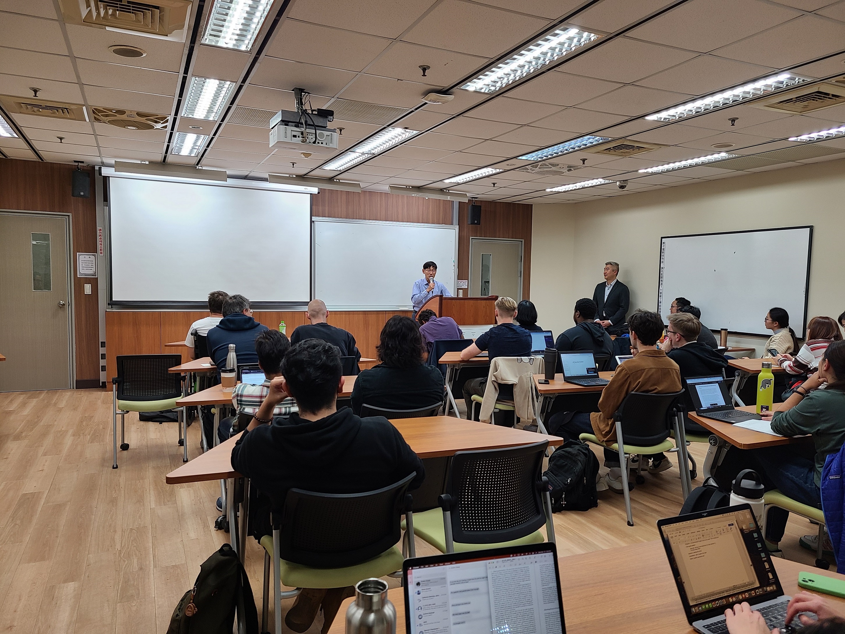 Adjunct Assistant Professor of IDAS, Dr. Li-Chiang Yuan (center, standing) introduced the special guest speaker Rear Admiral (rtd) Philip W. Yu (right, standing), and the background of the topic.