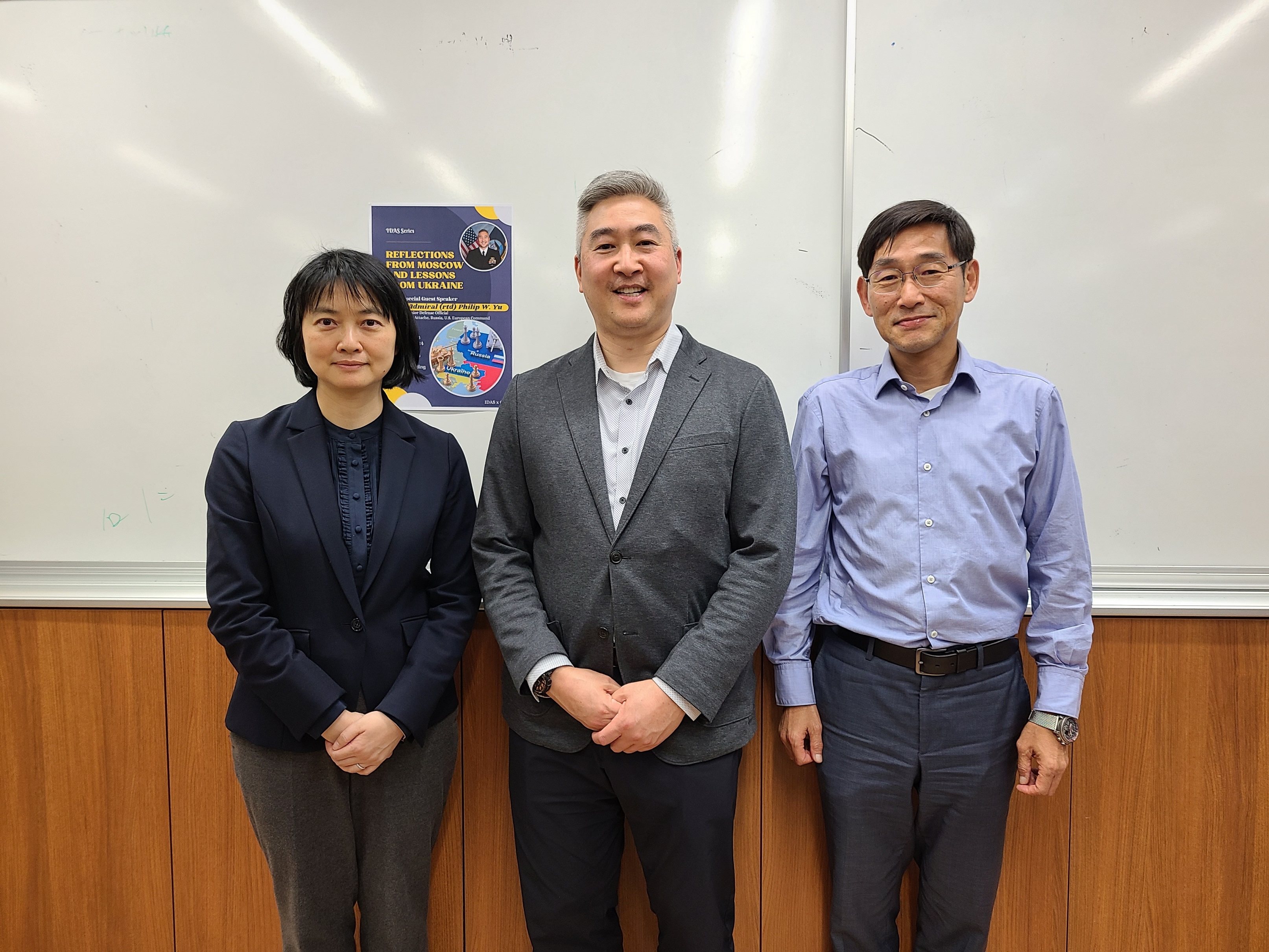 Dr. Yuan (leftmost); Rear Admiral (rtd) Philip Yu (center); Director of IDAS, Dr. Chao-Chi Lin (2nd right from the center, and students from IDAS, IMAS, and College of Social Science.