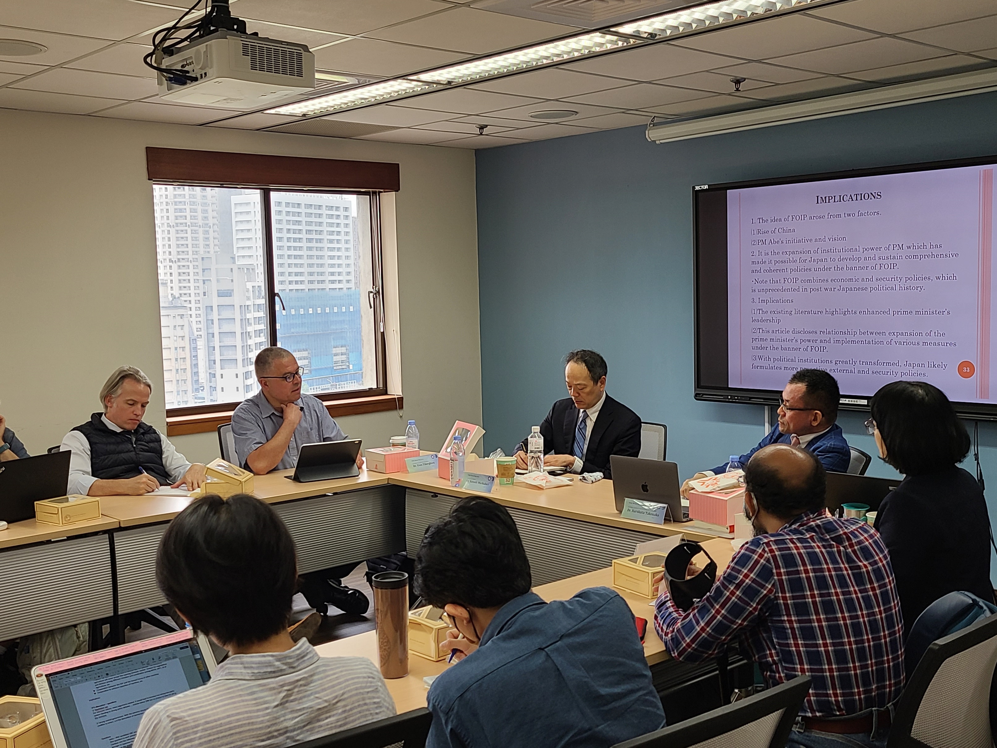 Dr. Yves Tiberghien (2nd from the left) of the University of British Columbia discussed the paradoxical situation of public support for security issues with Dr. Machidori and Dr. Takenaka.