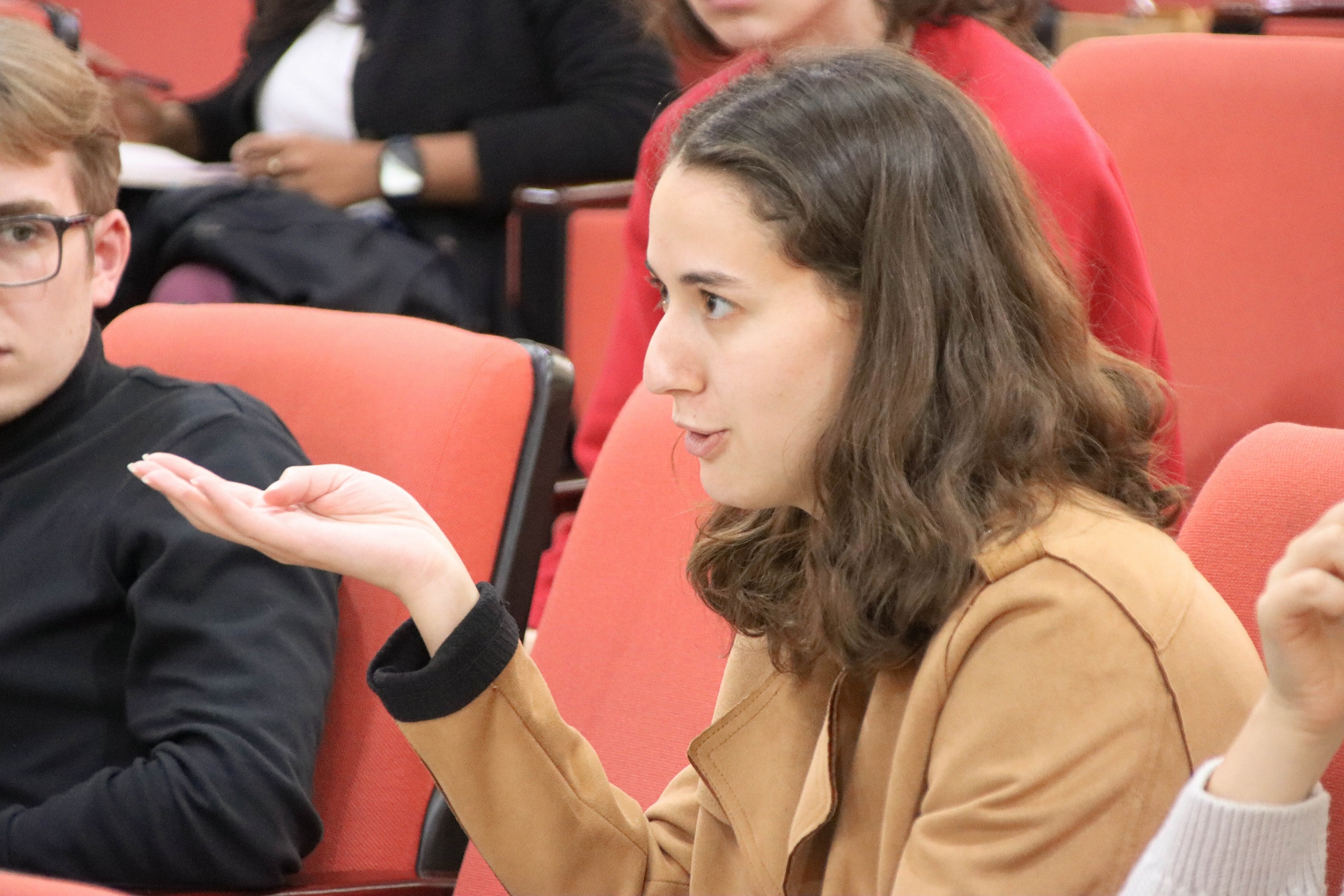 Research fellows and students brought their questions out and exchanged viewpoints with Dr. Gold. (Photo by IDAS)