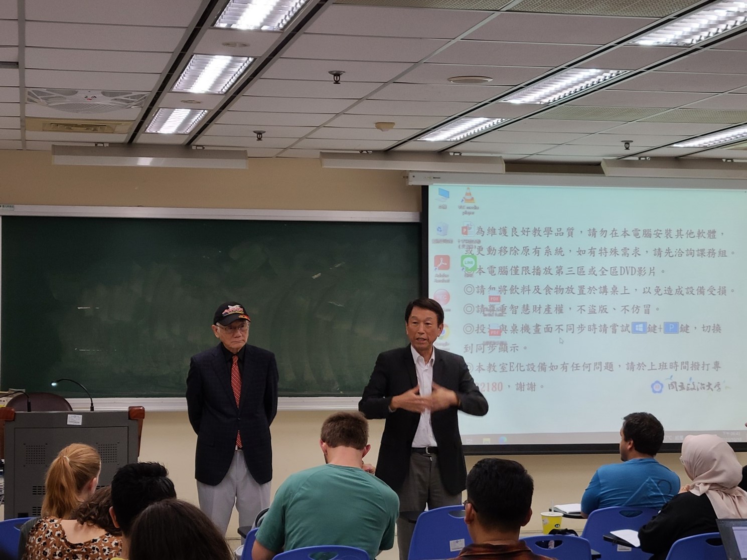 Adjunct Professor of IDAS, Admiral Hsi-Min Lee (right) introduced the special guest speaker Ambassador Liang-Jen Chang (left), and the background of the topic