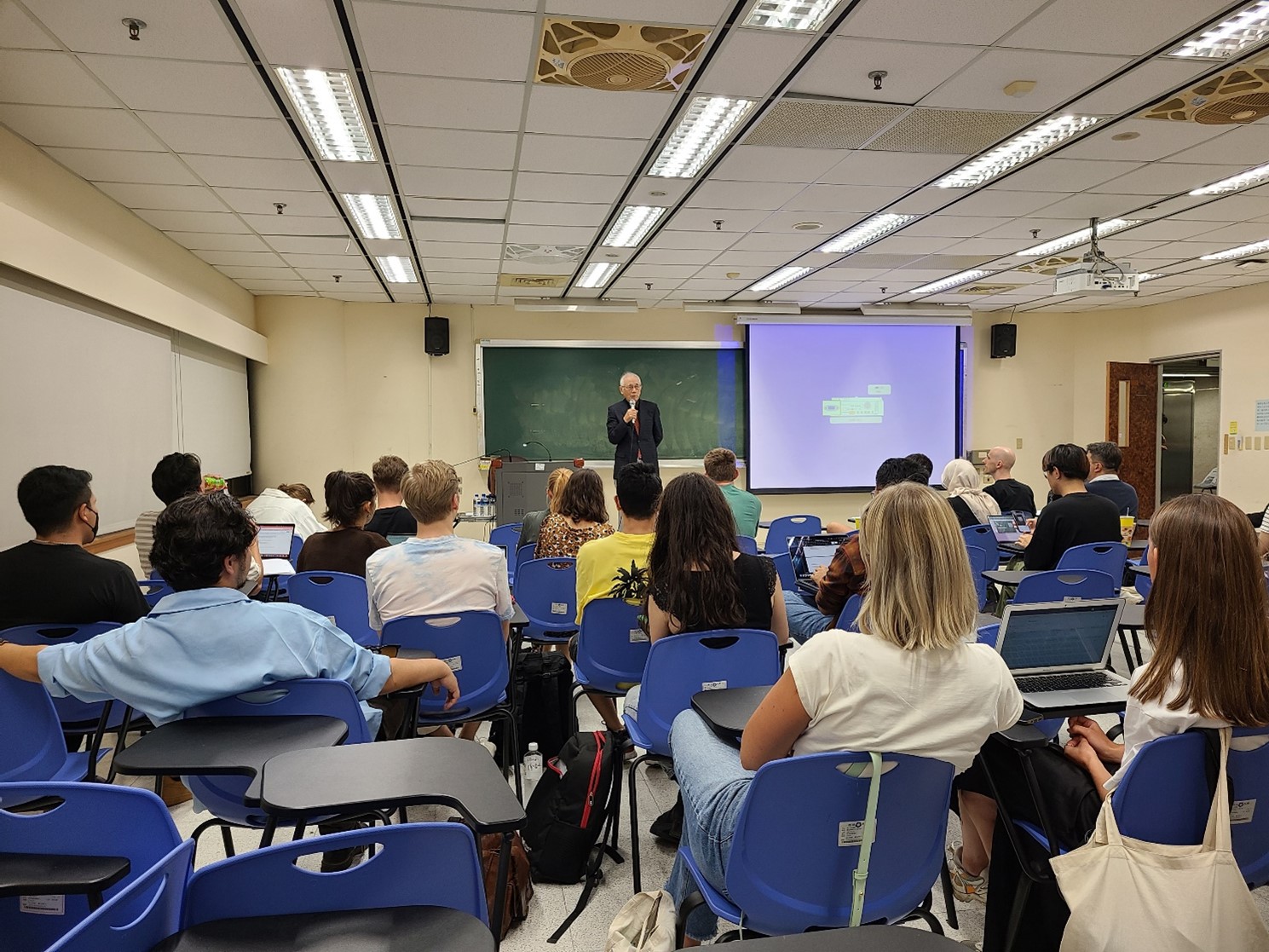 The special guest speaker Ambassador Liang-Jen Chang shared his viewpoints and experiences with students.