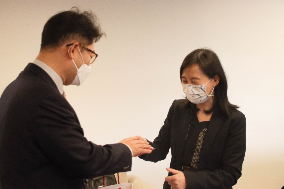 Dean Yang of NCCU CSS gave red envelope of the Year of rabbit as a gift to the Dean Jung Heon Joo of CSS in Yonsei.（Photo by College of Social Sciences）