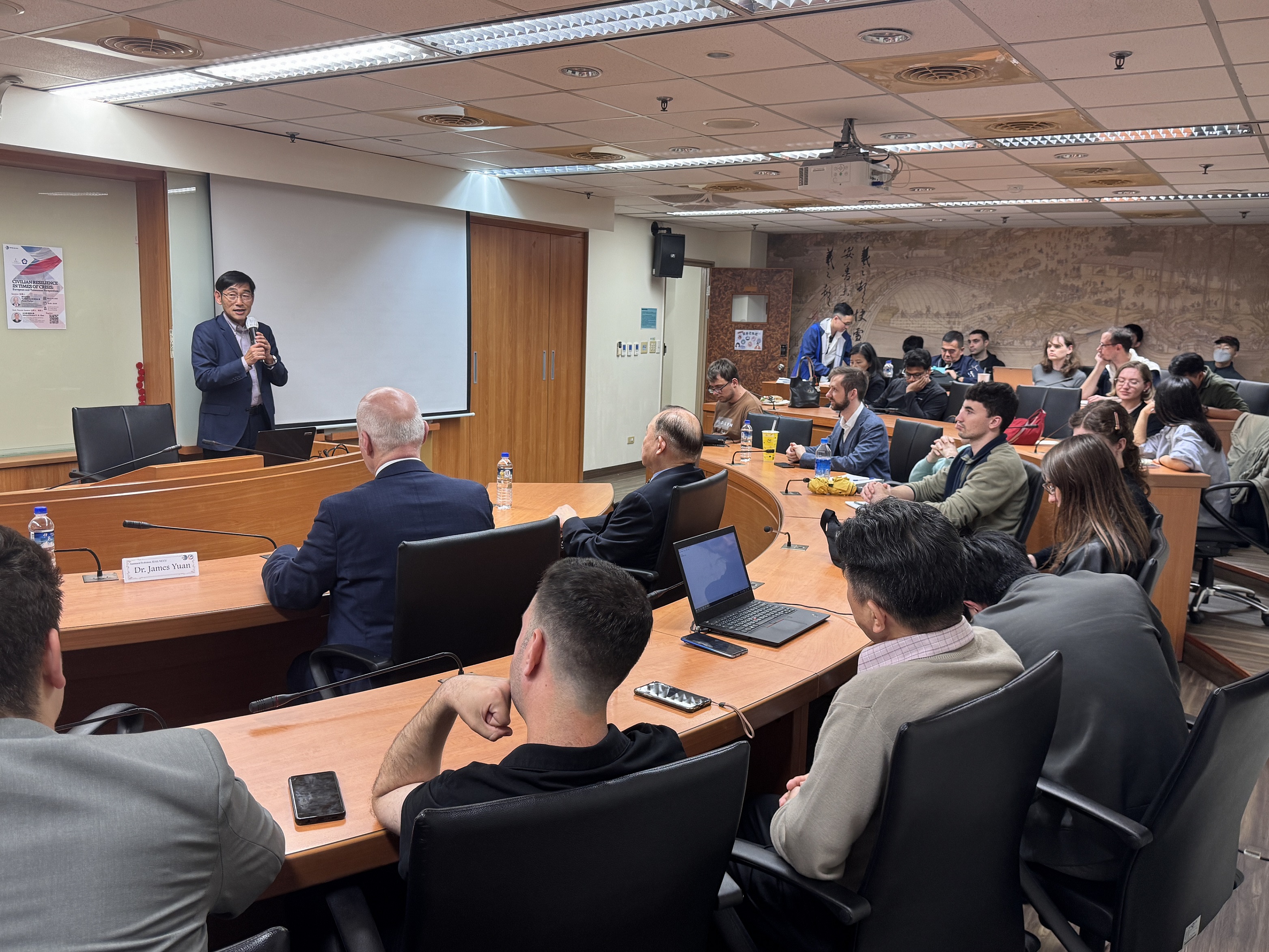 Adjunct Assistant Professor of IDAS, Dr. Li-Chiang Yuan (left, standing), introduced the special guest speaker, Chairman and Senator Pavel Fischer; the keynote speaker, Legislator Yeong-Kang Chen; and